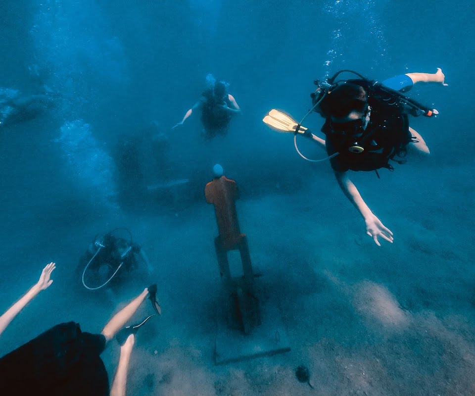 Scuba divers
