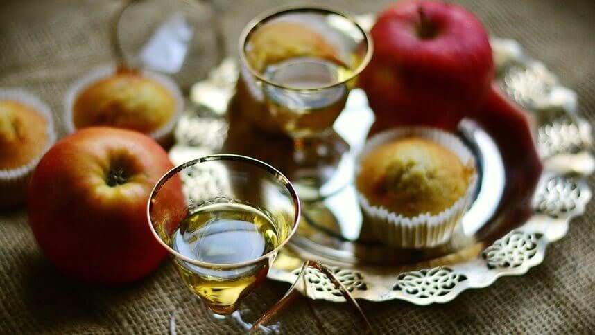 Apple rakija drink