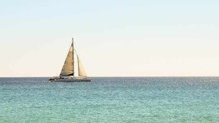 boat horizon sea
