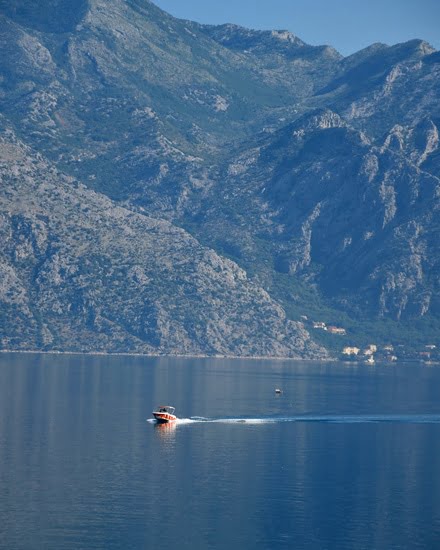 Speed boat touring Boka Bay