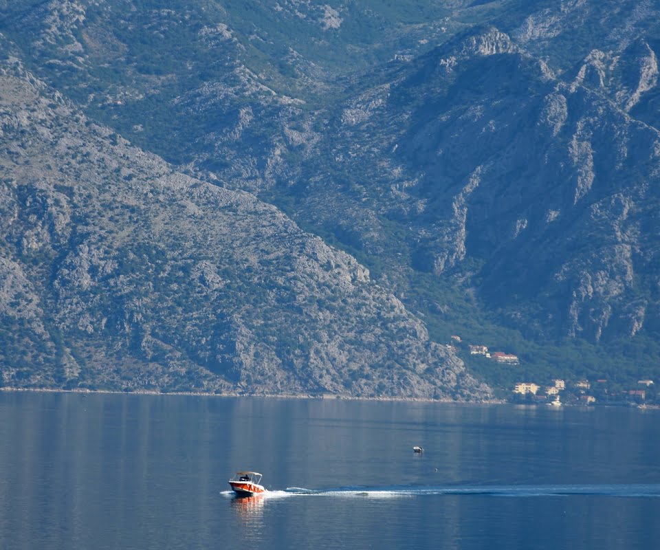 Speed boat touring Boka Bay