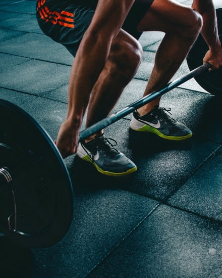 Man lifting heavy weights